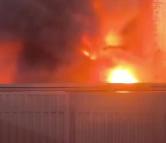 Comas: Bomberos logran controlar incendio en el mercado Unicachi