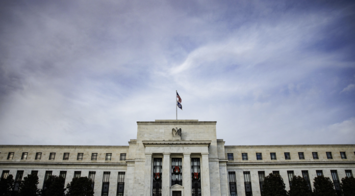 La Reserva Federal bajo máxima presión: nuevo shock inflacionario, dudas sobre recortes y un dólar más fuerte